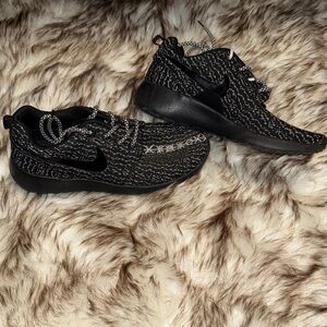 Nike Black and Gray Patterned Sneakers